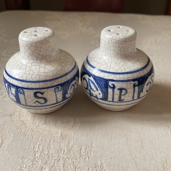 Rare Vintage Dedham Pottery rabbit themed salt and pepper shakers, no corks - Picture 2 of 11